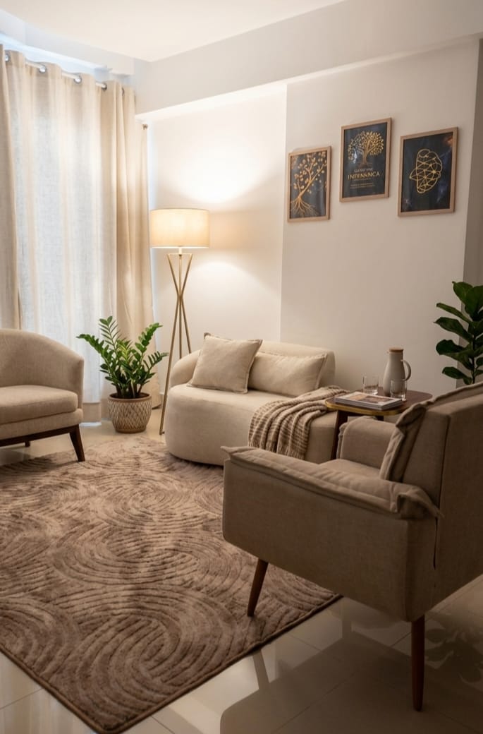 Consultório da Dra. Silvia Patrycia em Goiânia: sala de atendimento com poltronas, iluminação suave e ambiente acolhedor