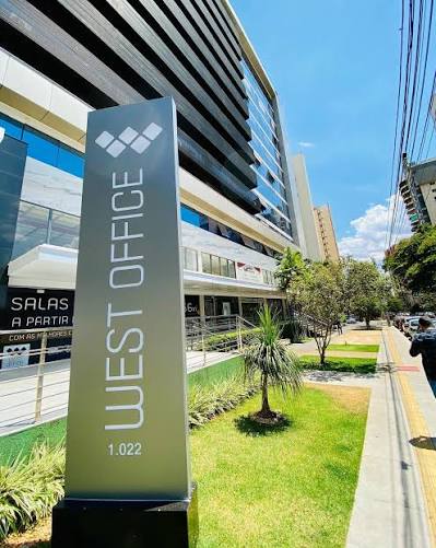 Fachada do edifício West Office, onde fica o consultório da Dra. Silvia Patrycia em Goiânia
