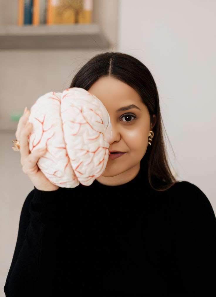 Dra. Silvia Patrycia com modelo de cérebro — neuropsicologia